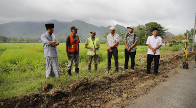 Mas Ipin Apresiasi Kontraktor saat Tinjau Perbaikan Jalan di Trenggalek