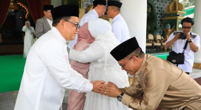 Antusiasme Warga Surabaya Ikut Open House Idul Fitri di Grahadi
