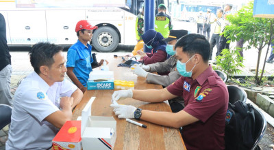 Polres Gresik Periksa Tes Urine Puluhan Sopir Bus, Cegah Kecelakaan Saat Mudik
