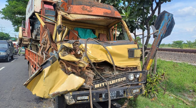 Truk Rusak Parah usai Tabrak Bokong Tronton di Lamongan, Nasib Sopir?