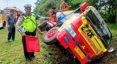 Truk Tangki Muat Minyak Goreng Terguling di Parit Tol Waru Sidoarjo