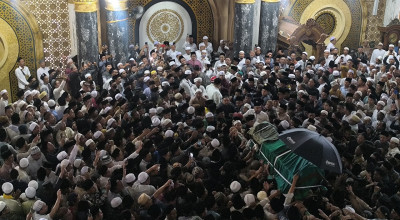 KH Zubair Muntashor Tutup Usia, Ribuan Warga Bangkalan Antarkan Jenazah