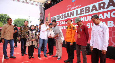 Foto: Wali Kota Surabaya Eri Cahyadi Bagikan Bingkisan Lebaran