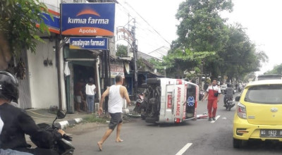 Ambulans Angkut Pegawai Puskesmas Halal Bihalal di Tulungagung Terguling