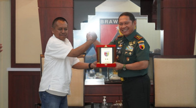 Pangdam Brawijaya Mayjen TNI Rafael Terima Penghargaan Prapanca Award PWI Jatim