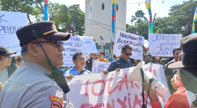 Demo Tolak RUU Penyiaran di Lamongan, Jurnalis Jalan Mundur