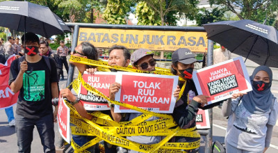 Aksi Damai Jurnalis Surabaya Tolak RUU Penyiaran