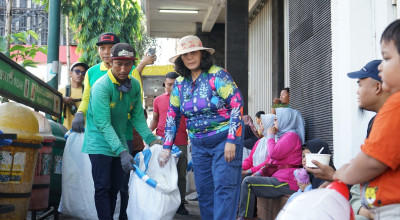 Pj Wali Kota Kediri Sosialisasikan Pembatasan Sampah Plastik di Jalan Dhoho