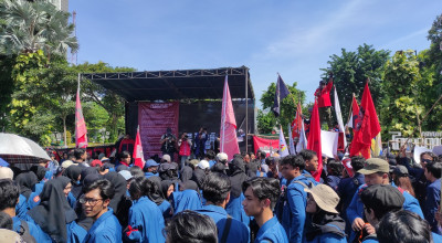 Mahasiswa dan Buruh Gelar Aksi Demo di Grahadi Surabaya