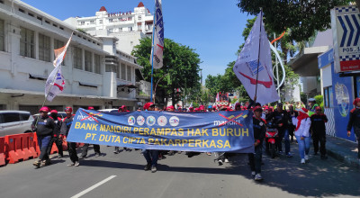 Demonstrasi Buruh Tutup Akses Masuk Tunjungan Plaza Surabaya
