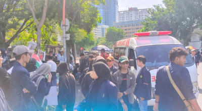 Mahasiswi Ambruk di Tengah Demo Buruh Depan Grahadi Surabaya