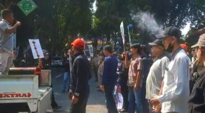 Gus Muhdlor Mangkir Lagi, Ratusan Warga Sidoarjo Demo Segel Pendopo