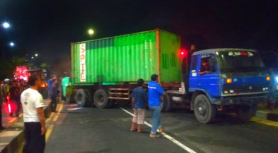 Truk Kontainer Tersangkut Median Jalan di Jembatan Layang Trosobo Sidoarjo