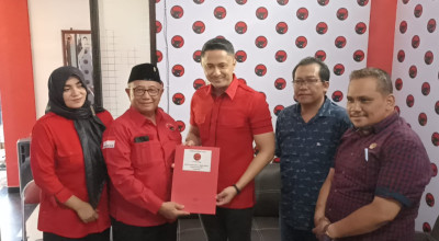 Aktor Hengky Kurniawan Ambil Formulir Bacabup di DPC PDIP Blitar