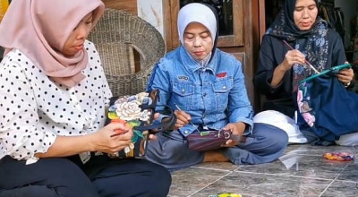 Peringati May Day, Buruh di Candi Sidoarjo Belajar Melukis