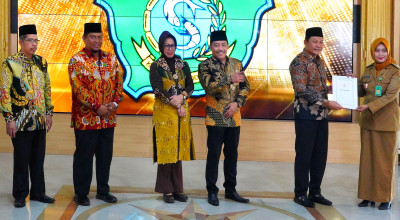 Plt Bupati Sidoarjo Serahkan 58 SK Penambahan Masa Jabatan Kades