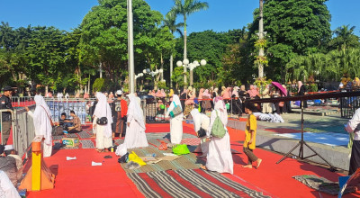 Jamaah Pengajian Gus Iqdam Beber Tikar di Balai Kota Surabaya Sejak Siang