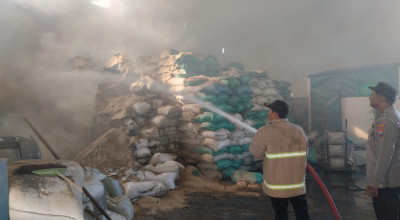 Damkar Lamongan Selamatkan Aset Rp1 Miliar dari Kebakaran Gudang Produksi Dedak