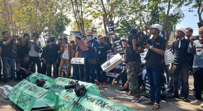 Ratusan Wartawan Sampang Bawa Keranda Tolak RUU Penyiaran
