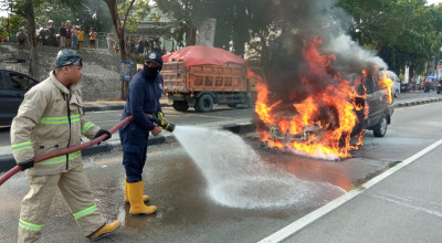 Mobil Terbakar saat Terjebak Lampu Merah di Lamongan