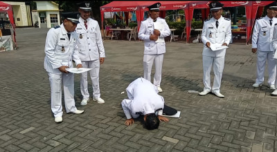 Kades di Lamongan Sujud Syukur, Jabatan Resmi Diperpanjang jadi 8 Tahun