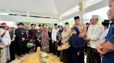 Ribuan Pelayat Hadiri Pemakaman Hj Mimin Hariyati Slamet Junaidi di Sampang