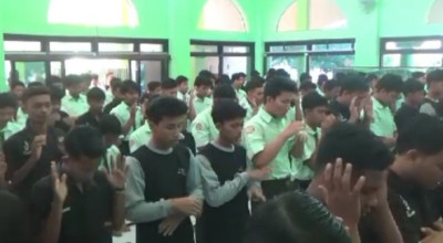 Ratusan Siswa SMKN 2 Bangkalan Salat Gaib untuk Tragedi SMK Lingga Kencana