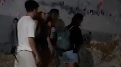 Begini Saat Bule Masuk Ponpes Pakai Rok Mini, Heboh!