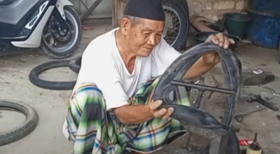 Tukang Tambal Ban di Pamekasan Naik Haji, Hasil Tabungan Selama 57 Tahun