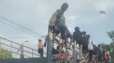 20 Bocah dari Surabaya Nekat Nggandol Truk ke Bangkalan, Mau Ngapain?