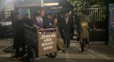 Pemulung Ponorogo Berangkat Haji Naik Gerobak Sampah