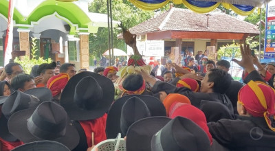 Ngalap Berkah, Warga Kepatihan Ponorogo Rebutan Tumpeng Porak