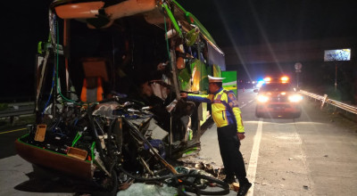 Bus Pariwisata SMP PGRI 1 Wonosari Malang Kecelakaan di Tol Jombang, 2 Tewas