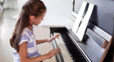 6 Manfaat Penting Bermain Musik bagi Anak-anak