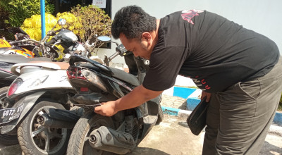 Sigra di Jember Seruduk Pemotor hingga Terlempar ke Jalan