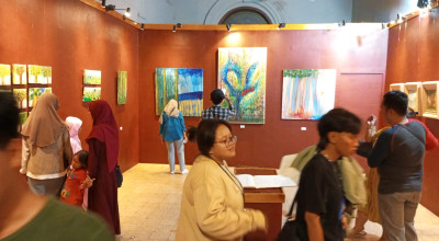 Pelukis Belia Bawa Pesan Lingkungan lewat Pameran di Balai Pemuda Surabaya