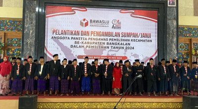54 Anggota Panwascam Bangkalan Dilantik, Kenakan Pakaian Adat