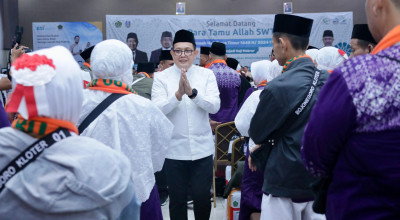 Pj Gubernur Jatim Lepas 366 Jamaah Haji Kloter Pertama di Embarkasi Surabaya