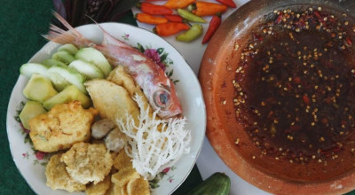 Kuliner Khas Pamekasan, Rujak Kelang Disajikan dengan Ikan Merah