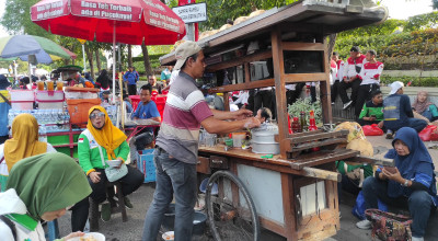 Pedagang Bakso dan Es Teh Untung Besar saat Aksi Hari Buruh di Surabaya