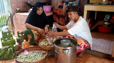 Kisah Pasutri Penjual Pentol di Trenggalek Naik Haji, Tabungan Rp30 Juta Hilang