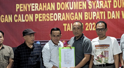 Sepasang Bakal Calon Independen Daftar ke KPU Trenggalek, Lolos Ora Cah?
