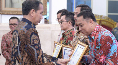 Wali Kota Surabaya Eri Cahyadi Terima Penghargaan SPBE Terbaik dari Jokowi