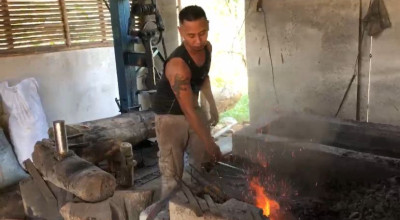 Pandai Besi Pembuat Pisau di Ponorogo Jelang Idul Adha Diserbu Orderan