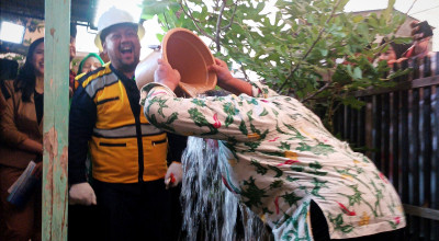 Warganya Bisa Nikmati Air Bersih, Kades Wadak Lor Keramas di Depan Bupati Gresik