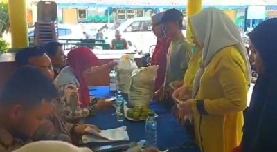 382 Warga Sidoarjo Antri Berjam-jam Terima Bantuan Beras 10 Kilogram