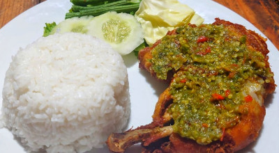 Ayam Ukep Gepuk Sambal Ijo Banyuwangi di Tulangan Sidoarjo, Pedasnya Nagih