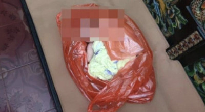 Bayi Dibungkus Plastik Merah Dibuang Depan Bangunan Kosong di Sumenep