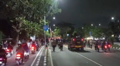 Oknum Suporter di Surabaya Bentrok dengan Polisi, Penuh Hujan Batu dan Petasan