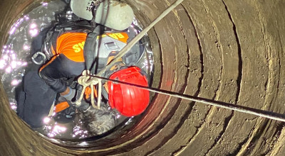 Petugas Basarnas Trenggalek Evakuasi Jenazah dari Sumur Sedalam 15 Meter